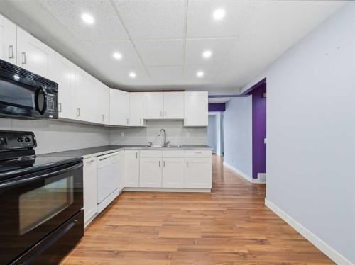 125-330 Canterbury Drive Sw, Calgary, AB - Indoor Photo Showing Kitchen