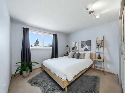 125-330 Canterbury Drive Sw, Calgary, AB - Indoor Photo Showing Bedroom