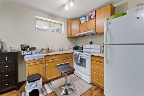 101 Taravista Crescent, Calgary, AB - Indoor Photo Showing Kitchen