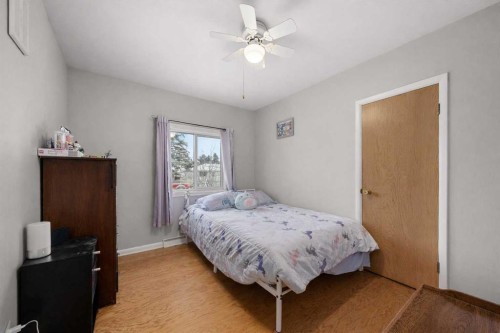2219 41 Street Se, Calgary, AB - Indoor Photo Showing Bedroom
