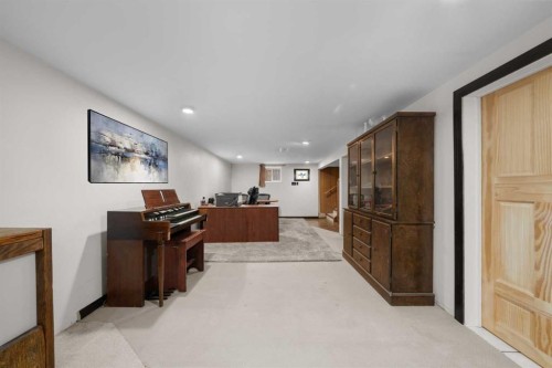 2219 41 Street Se, Calgary, AB - Indoor Photo Showing Other Room