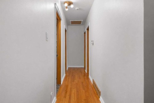 2219 41 Street Se, Calgary, AB - Indoor Photo Showing Other Room