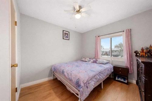 2219 41 Street Se, Calgary, AB - Indoor Photo Showing Bedroom