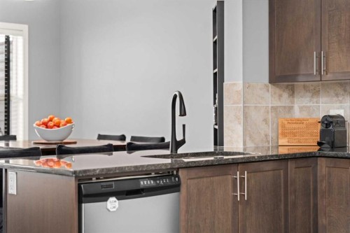 15 Copperpond Landing Se, Calgary, AB - Indoor Photo Showing Kitchen