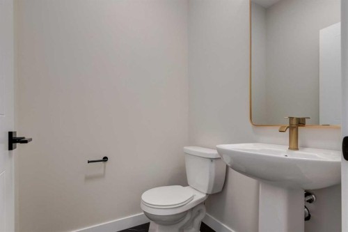 349 Heartwood Park Se, Calgary, AB - Indoor Photo Showing Bathroom
