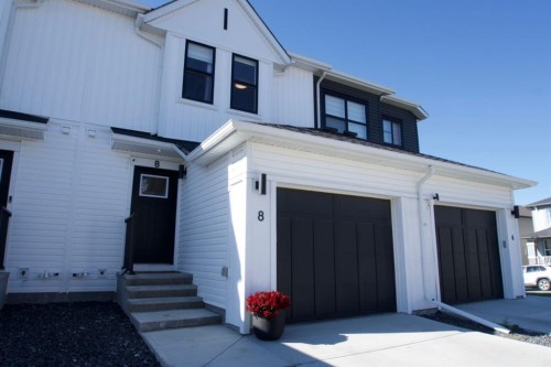 8 Heritage Lane  Cochrane, AB T4C 2J8