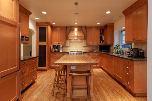 504 Crescent Boulevard Sw, Calgary, AB - Indoor Photo Showing Kitchen
