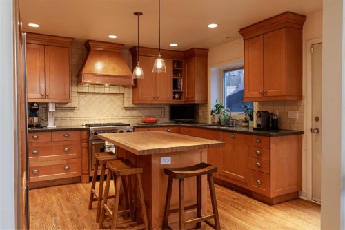 504 Crescent Boulevard Sw, Calgary, AB - Indoor Photo Showing Kitchen