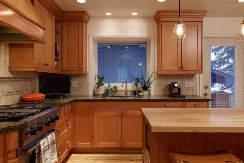 504 Crescent Boulevard Sw, Calgary, AB - Indoor Photo Showing Kitchen