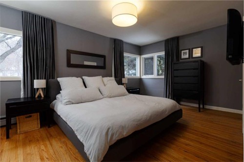 504 Crescent Boulevard Sw, Calgary, AB - Indoor Photo Showing Bedroom