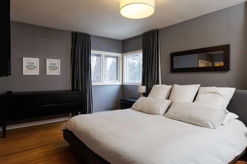 504 Crescent Boulevard Sw, Calgary, AB - Indoor Photo Showing Bedroom