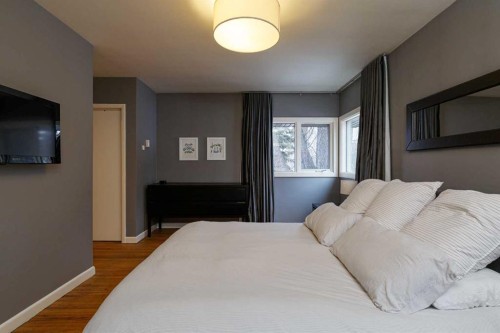 504 Crescent Boulevard Sw, Calgary, AB - Indoor Photo Showing Bedroom