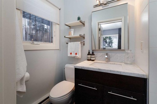 504 Crescent Boulevard Sw, Calgary, AB - Indoor Photo Showing Bathroom
