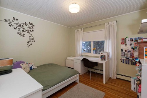 504 Crescent Boulevard Sw, Calgary, AB - Indoor Photo Showing Bedroom