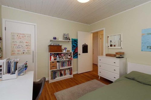 504 Crescent Boulevard Sw, Calgary, AB - Indoor Photo Showing Bedroom