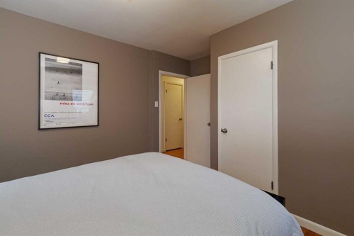 504 Crescent Boulevard Sw, Calgary, AB - Indoor Photo Showing Bedroom