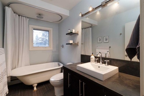 504 Crescent Boulevard Sw, Calgary, AB - Indoor Photo Showing Bathroom