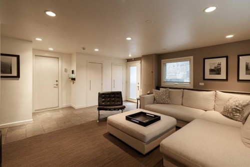 504 Crescent Boulevard Sw, Calgary, AB - Indoor Photo Showing Living Room