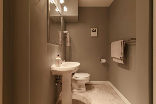 504 Crescent Boulevard Sw, Calgary, AB - Indoor Photo Showing Bathroom