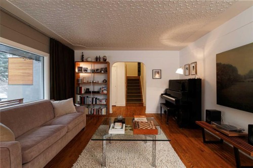 504 Crescent Boulevard Sw, Calgary, AB - Indoor Photo Showing Living Room