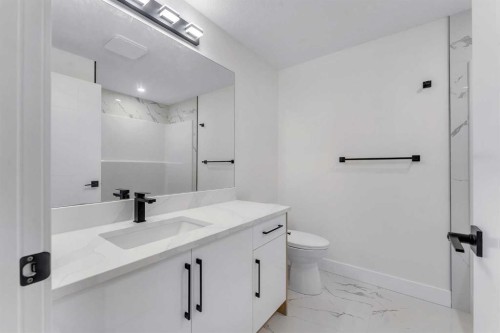 18 South Shore Road, Chestermere, AB - Indoor Photo Showing Bathroom