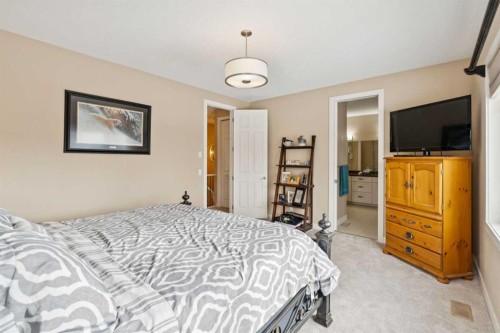 33 Quarry Heights Se, Calgary, AB 