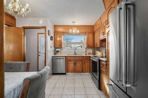 5004 Rundleview Road Ne, Calgary, AB - Indoor Photo Showing Kitchen With Double Sink
