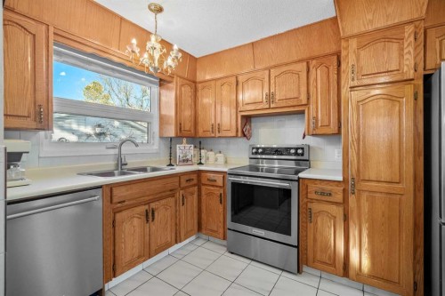 5004 Rundleview Road Ne, Calgary, AB - Indoor Photo Showing Kitchen With Double Sink