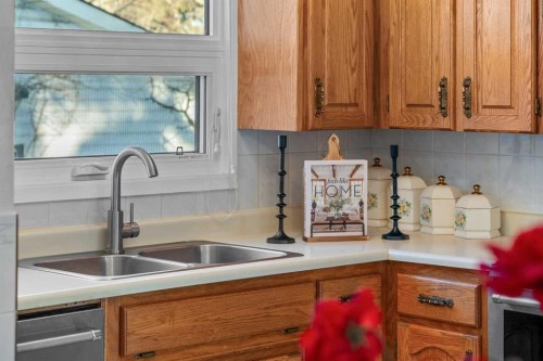 5004 Rundleview Road Ne, Calgary, AB - Indoor Photo Showing Kitchen With Double Sink