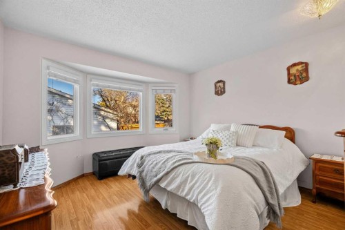 5004 Rundleview Road Ne, Calgary, AB - Indoor Photo Showing Bedroom