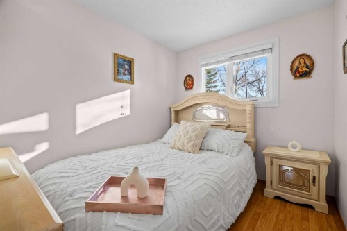 5004 Rundleview Road Ne, Calgary, AB - Indoor Photo Showing Bedroom