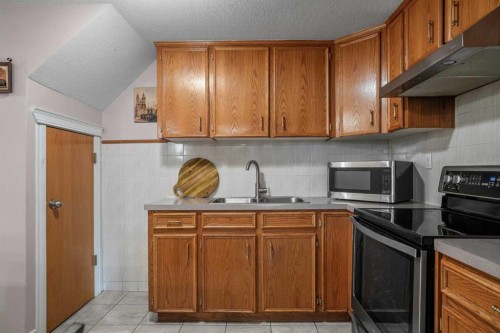 5004 Rundleview Road Ne, Calgary, AB - Indoor Photo Showing Kitchen With Double Sink