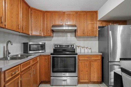 5004 Rundleview Road Ne, Calgary, AB - Indoor Photo Showing Kitchen With Double Sink