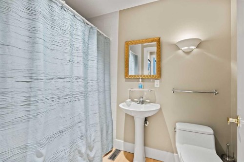 1428 9 Street Nw, Calgary, AB - Indoor Photo Showing Bathroom