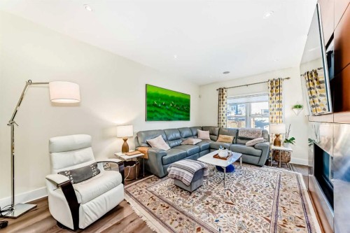 2810 25A Street Sw, Calgary, AB - Indoor Photo Showing Living Room