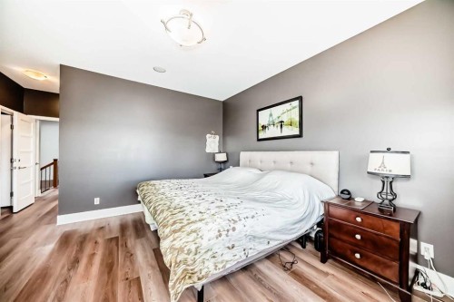 2810 25A Street Sw, Calgary, AB - Indoor Photo Showing Bedroom