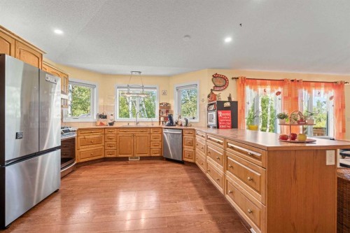 115 Dunham Lane, Diamond Valley, AB - Indoor Photo Showing Kitchen