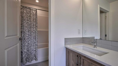 57 Willow Green Sw, Airdrie, AB - Indoor Photo Showing Bathroom