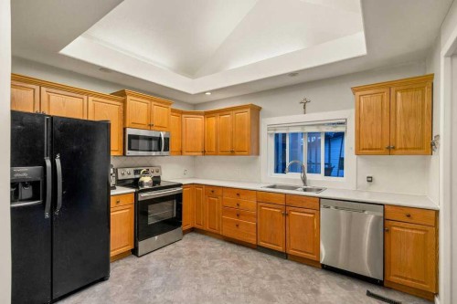 533 12 Avenue Ne, Calgary, AB - Indoor Photo Showing Kitchen With Double Sink