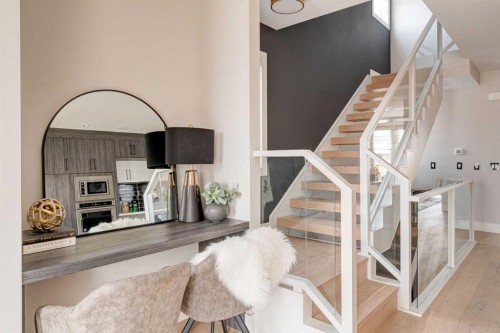 720 15 Street Nw, Calgary, AB - Indoor Photo Showing Other Room