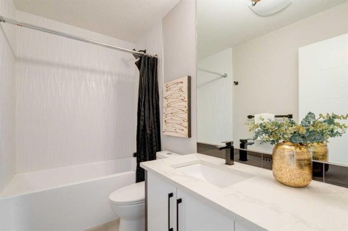 720 15 Street Nw, Calgary, AB - Indoor Photo Showing Bathroom