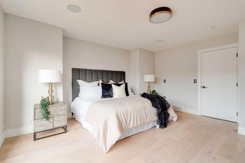 720 15 Street Nw, Calgary, AB - Indoor Photo Showing Bedroom