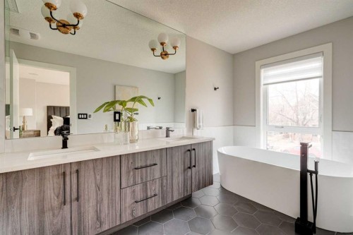 720 15 Street Nw, Calgary, AB - Indoor Photo Showing Bathroom