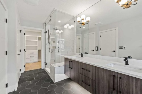 720 15 Street Nw, Calgary, AB - Indoor Photo Showing Bathroom