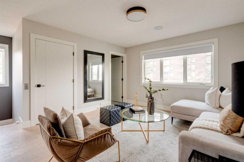 720 15 Street Nw, Calgary, AB - Indoor Photo Showing Living Room