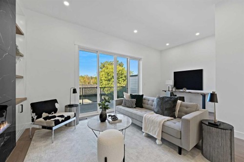 5011 21 Avenue Nw, Calgary, AB - Indoor Photo Showing Living Room