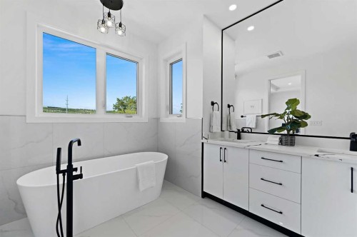 5011 21 Avenue Nw, Calgary, AB - Indoor Photo Showing Bathroom