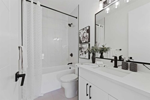 5011 21 Avenue Nw, Calgary, AB - Indoor Photo Showing Bathroom
