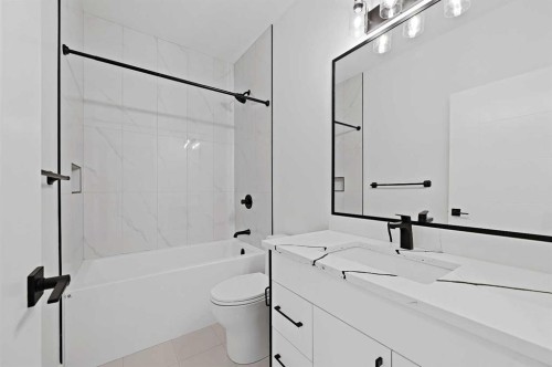 5011 21 Avenue Nw, Calgary, AB - Indoor Photo Showing Bathroom