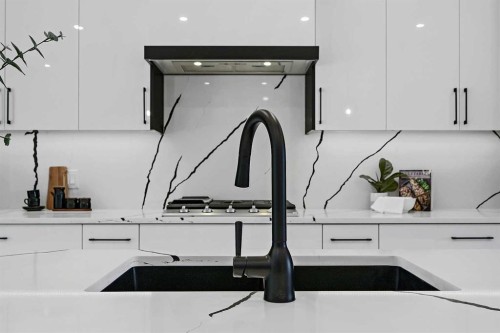 5011 21 Avenue Nw, Calgary, AB - Indoor Photo Showing Kitchen